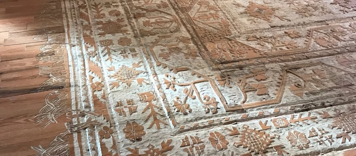 Ισπανία: Γυναίκα χαράζει τις μνήμες από την παιδική κακοποίηση της πάνω σε... παρκέ (φωτό)